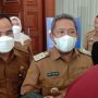 PLT Walikota Bandung, Yana Mulyana (kanan) disampingi Kadisdukcapil Kota Bandung Tatang Muchtar (kanan). Selasa (15/3). Foto. Sandi Nugraha