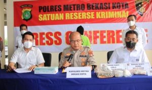 Kapolres Metro Bekasi Kota, Kombes Pol Hengki saat melakukan konferensi pers penangkapan pengedar narkoba berkedok warung angkringan. Foto: Tuahta Simanjuntak untuk FIN.CO.ID-