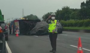 Petugas Kepolisian saat mengamankan arus lalu lintas akibat adanya kecelakaan tunggal saty unit truk diesel di Jalan Tol menuju arah Cileunyi kilo meter 153. *Istimewa