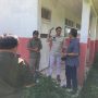 DISEGEL: Anggota Komisi II DPR RI Fraksi Gerindra, Ir. Irwan Ardi Hasman dan Anggota DPRD Kabupaten Cianjur dari Fraksi Partai Gerindra, Abdul Karim saat meninjau bangunan SDN Cigombong yang disegel oleh oknum perusahaan. (IST)