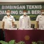 Bupati Bandung Dadang Supriatna saat pelaksanaan bimbingan teknis (bimtek) atau pelatihan bagi tenaga pendamping UMKM Dana Bergulir, di Soreang, Rabu (16/3).