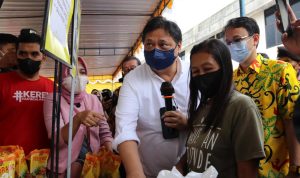 Menko Perekonomian Airlangga Hartarto saat terjun langsung memantau harga minyak goreng di pasaran.