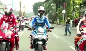 Konvoi pembalap motoGP di jalan MH Thamrin Jakarta.