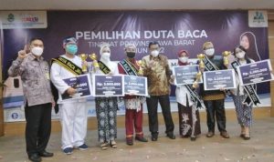 BERSWAFOTO: Kepala Dinas Perpustakaan Dan Kearsipan Daerah Provinsi Jawa Barat, Dr. Hening Widiatmoko, MA, Kepala Bidang Bina Perpustakaan dan Budaya Gemar Membaca (BPBGM) Dispusipda Jabar, Dr. H. Ateng Kusnandar Adisaputra, SH, MM dan Duta Baca Terpilih 2022 berswafoto ulai melakukan pemilihan.