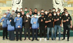 Bupati Bandung: Persikab Harus Mampu Bangkitkan Pertumbuhan Ekonomi Bupati Bandung Dadang Supriatna saat menyambut Tim Beserza Official Persikab Kabupaten Bandung dan Jajaran PT. PBB (Persikab Bandung Bedas) di Rumah Jabatannya, Kamis (17/3).