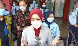 Pastikan Tumbuh Kembang Anak Binaan Baik, Atalia dan BAZNAS Jabar Sambangi LPKA Kelas II Bandung Ketua penggerak PKK Provinsi Jawa barat Atalia Prartya seusia mengunjungi LPKA Kelas II Bandung. Kamis (17/3). Foto. Sandi Nugraha