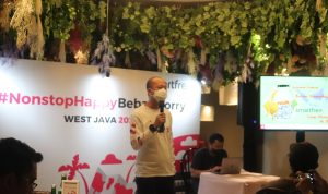 Albert Reza Lesmana (Regional Head West Java) Smartfren, saat penjabaran materi di acara Presentasi Network dan Produk Smartfren, di Hotel Intercontinental, Selasa (16/7) malam.