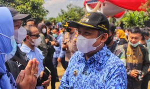 Pelaksana Tugas (Plt) Kota Bandung, Yana Mulyana saat menghadiri acara peringatan 'Hari Air Sedunia, Hari Sampah Sedunia, dan Jadi Citarum Harum' di Bantaran Sungai Cipamokolan, Kota Bandung, Kamis (17/3). (Deni/Jabar Ekspres)