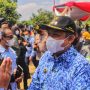 Pelaksana Tugas (Plt) Kota Bandung, Yana Mulyana saat menghadiri acara peringatan 'Hari Air Sedunia, Hari Sampah Sedunia, dan Jadi Citarum Harum' di Bantaran Sungai Cipamokolan, Kota Bandung, Kamis (17/3). (Deni/Jabar Ekspres)
