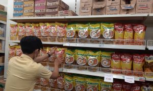 Stok minyak goreng kembali melimpah setelah Pemerintah Pusat menarik subsidinya. Foto. Sandi Nugraha