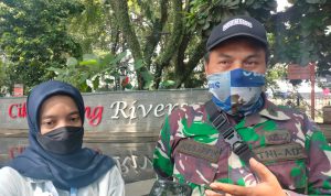 Dan sektor 12 satgas Citarum Harum 22, Peltu AdeSukmana Arifin (kanan) seusai melakukan kegiatan bersih-bersih sungai di Cikapundung Resort. Sabtu (19/3). Foto. Sandi Nugraha.