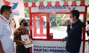 Partai Perindo Bagikan Gerobak & Modal Usaha, Sekjen: Ini Simbol Keberpihakan terhadap Rakyat! Salah satu penerima gerobak dan bantuan usaha dari program partai perindo bagikan gerobak.