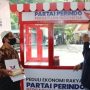 Salah satu penerima gerobak dan bantuan usaha dari program partai perindo bagikan gerobak.