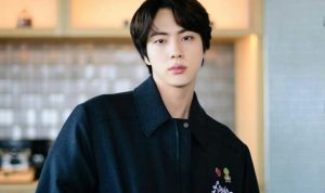 Jin BTS yang mengalami cidera hingga harus menjalani operasi.