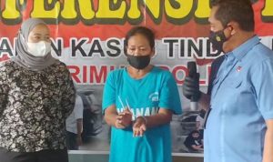 Dibalik Ritual Makam Keramat, Ibu Ini Tipu Korban Hingga Raup Ratusan Juta Kondisi DS (53 tahun) terduga penipu degan modus ritual makam keramat (Foto : MPI/Taufik Budi/ serpong.inews.id)