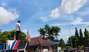 Aksi Ratusan massa buruh yang mendatangi PT Fuji Presisi menuntut penjelasan atas nasib belasan karyawannya yang di PHK Sepihak. Rabu (2/3)
