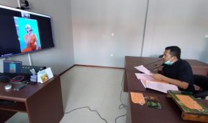 Pemeriksaan Online yang dilakukan Jaksa di Kejaksaan Negeri Kota Banjar, terhadap tersangka kasus Penganiayaan terhadap balita di Banjar, Rabu (2/3). (Anto Sugiarto/radartasik.com)