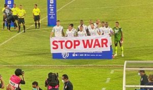 Foto Viral persib Bandung yang menyerukan perdamaian dari dalam lapangan hijau