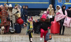 Ribuan warga Ukraina mengungsi menggunakan kereta menuju Polandia (sumber gambar: todayonline.com)