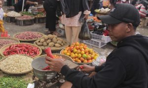 HARGA NAIK: Pedagang saat melayani pembeli di Pasar Kiaracondong, Senin (7/3). (Deni/Jabar Ekspres)