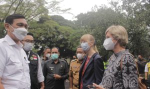 Menko Marves Luhut Binsar Pandjaitan memuji ide Komandan Satgas Citarum Harum Juara Ridwan Kamil di Bandung, Selasa (15/3/2022).