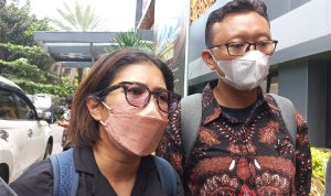 Koordinator KontraS Fatia Maulidiyanti saat mendatangi polda Metro Jaya siang ini, senin (21/3) pukul 12.45 WIB. Sementara rekannya Haris Azhar telah datang terlebih dahulu.