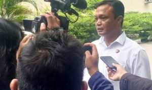 Direktur Kriminal Umum (Dirkrimum) Polda Gorontalo Kombes Pol Nur Santiko saat memberikan keterangan kepada wartawan terkait kasus perwira polisi yang ditembak kepalanya hingga tewas. Senin (21/3)