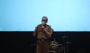 Dudy Prayudi saat memaparkan sosialisasi darurat sampah plastik dalam acara Gelatik, di Bandung Creative Hub, Senin (21/3). (Arvi Resvanty/Jabar Ekspres)