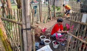 Anggota Gerakan Muda Peduli Alam di Cimanggung, Sumedang saat bangun RTH.