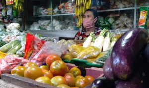 Rista Sinaga, 52, salah seorang pedagang di Pasar Parakanmuncang di Kecamatan Cimanggung, Kabupaten Sumedang. (Jabar Ekspres)