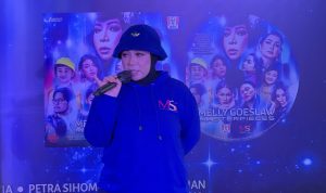 Ada Mayangsari, Rizky Febian hingga Rafatar di Album Masterpieces Melly Goeslaw, Ini Daftar 9 Musisi yang Terlibat Melly Goeslaw saat menghadiri acara peluncuran albun Masterpieces di Kemang, Jakarta Selatan, Senin (21/3). Foto: Dedi Yondra/JPNN.com