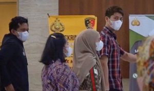 Rizky Billar Siap Kembalikan Uang dari Doni Salmanan Rizky Billar saat akan memasuki ruang pemeriksaan di gedung Bareskrim Polri, Selasa (22/3). ANTARA/Laily Rahmawaty