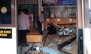 Mengaku Ingin Masuk Surga, Seorang Wanita Tabrakkan Motornya ke Kantor Polisi Kondisi ruang SPKT yang berantakan paska kejadian wanita tabrakan motornya keruangan tersebut, senin (21/3)