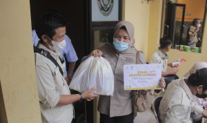 Penyerahan bantuan minyak goreng kepada warga di Astanaanyar. Selasa(22/3)