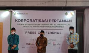 Wapres sebut, pengunaan vaksin Booster akan menjadi salah satu syarat perjalanan mudik lebaran. Wakil Presiden, Ma'ruf Amin (Tengah) sesuai meresmikan teknologi digitalisasi pertanian di Pondok Pesantren Al-Ittifaq, Jl. Ciburial, Kab. Bandung. Selasa (22/3). Foto. Sandi Nugraha