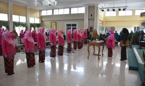 Ketua TP-PKK Kabupaten Bandung Emma Dety Supriatna saat melantik 10 ketua TP PKK Kecamatan, se Kabupaten Bandung, ist