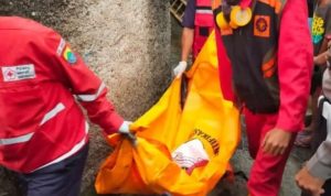 Petugas mengevakuasi jasad bocah dari lokasi dua rumah yang terbakar. (cianjurekspres)