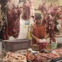 HARGA NAIK: Seorang penjual daging sapi saat menyiapkan potongan daging untuk pembeli di Pasar Kiaracondong, Kota Bandung. (Deni/Jabar Ekspres)