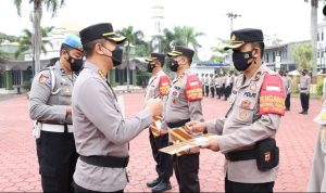 Kapolresta Bandung Kombes Pol Kusworo Wibowo saat memberikan piagam penghargaan kepada para pejuang vaksinasi, yang diharapkannya memiliki mental-mental petarung dalam menjalankan tugas. Rabu (23/3)
