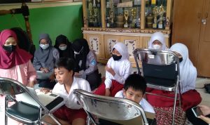 Paska Banjir Bandang, KBM di SDN 7 Rancaekek Gelar Tikar Murid SDN 7 Rancaekek, terpaksa belajar dengan beralaskan tikar, karena kursi dan meja belajar mereka tersapu banjir bandang beberapa waktu lalu.