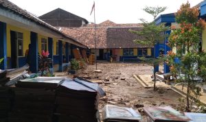 Ratusan buku rusak serta lapangan penuh lumpur di SDN 07 Rancaekek pasca banjir bandang. (Yanuar/Jabar Ekspres)