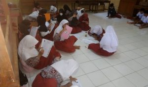 Pasca Banjir, Kondisi SDN 07 Rancaekek Butuh Pembenahan, Meja dan Bangku Belum Bisa Digunakan Siswa SDN 07 Rancaekek yang laksanakan KBM tanpa bangku dan meja belajar.