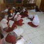 Siswa SDN 07 Rancaekek yang laksanakan KBM tanpa bangku dan meja belajar.