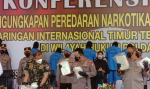 Kapolri, Jenderal Pol Listyo Sigit Prabowo menunjukkan barang bukti berupa sabu senilai Rp1,43 Triliun. Kamis (24/3). Foto. Sandi Nugraha