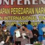 Kapolri, Jenderal Pol Listyo Sigit Prabowo menunjukkan barang bukti berupa sabu senilai Rp1,43 Triliun. Kamis (24/3). Foto. Sandi Nugraha