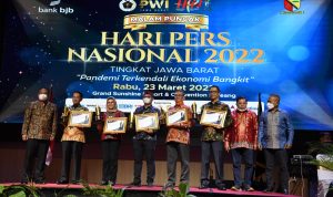 Beberapa Kepala daerah yang mendapat penghargaan dalam Hari Pers Nasional.