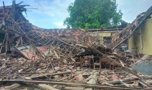 Robohnya bangunan Bangunan sekolah SDN Pasirmukti 1 diduga karena material bangunan yang sudah bertahun-tahun dibiarkan lapuk,