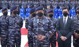Kepala Staf Angkatan Laut (KSAL) Laksamana TNI Yudo Margono saat menyampaikan keberhasilan TNI AL dalam menggagalkan pengiriman ratusan PMI Ilegal di Mabesal Cilangkap, Selasa (23/3). Foto: Dispenal