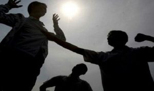 Geger Polisi Dihajar Massa Hingga Babak Belur, Begini Faktanya