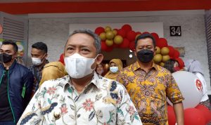 PLT Walikota Bandung, Yana Mulyana (tengah) dan Sekda Kota Bandung, Ema sumarna (kanan). Sabtu (26/3). Foto. Sandi Nugraha